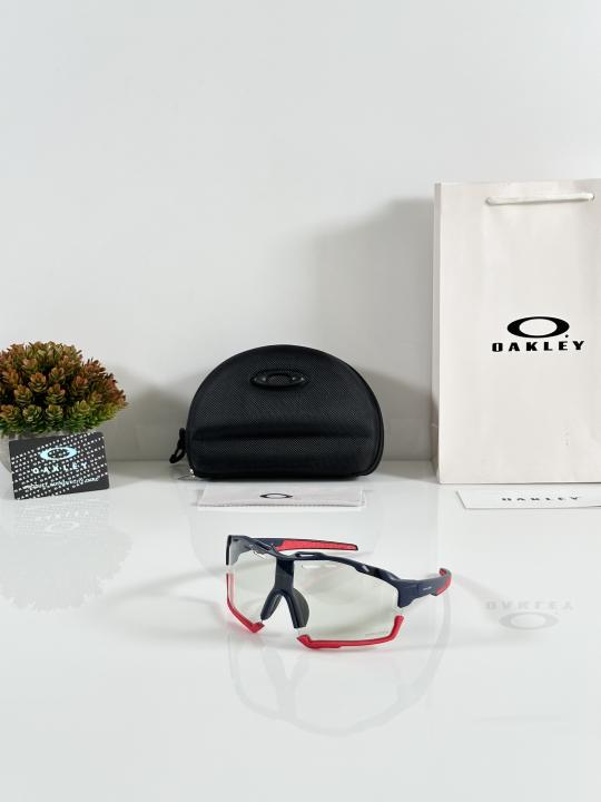 Oakley_8241_Blue_Red_Day